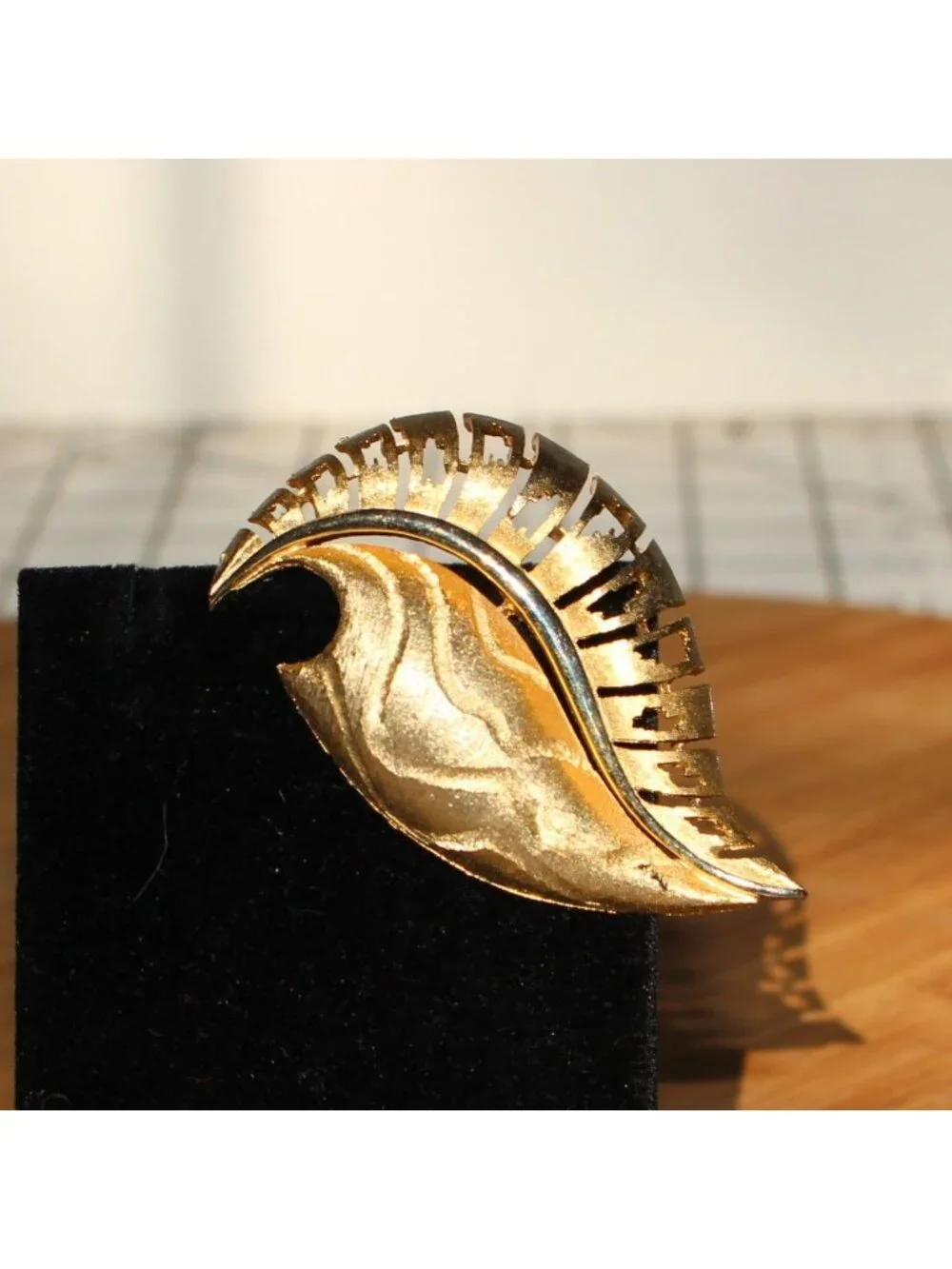 Vintage Signed JJ Jonette Jewelry Gold Tone Textured Open Work Leaf Brooch Pin